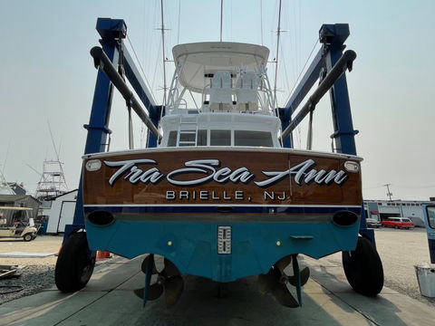 boat lettering, custom boat lettering, boat decals, vinyl lettering, transom art, boat art, transom wrap, woodgrain boat wrap, boat wrap, lettering, custom lettering