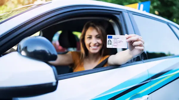 گواهینامه رانندگی-b197-electric-car-2-2205_b55ebc.webp