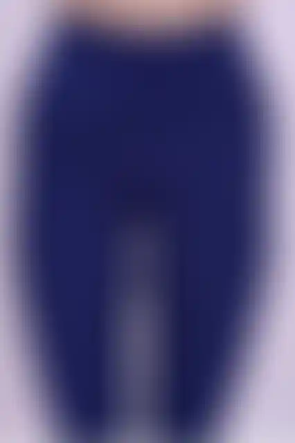 Lacivert tayt kadın üst bacaklara odaklanmış