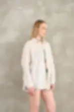 Kadın krem gömlek model fotoğrafı