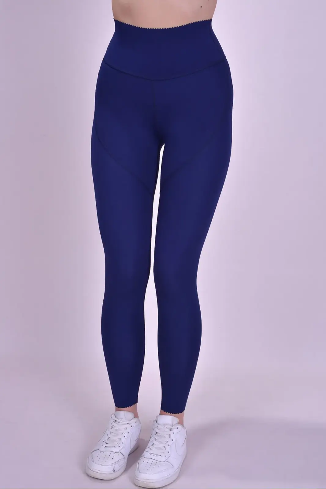 Kadın koyu mavi tayt, spor stili