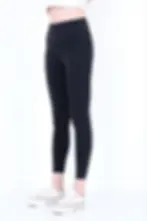 Kadın siyah tayt ve beyaz spor ayakkabı modeli