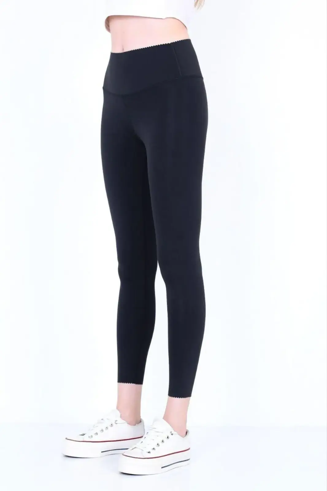 Kadın siyah tayt ve beyaz spor ayakkabı modeli