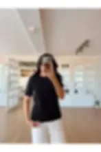 Kadın siyah tişört model gösterimi, Owila