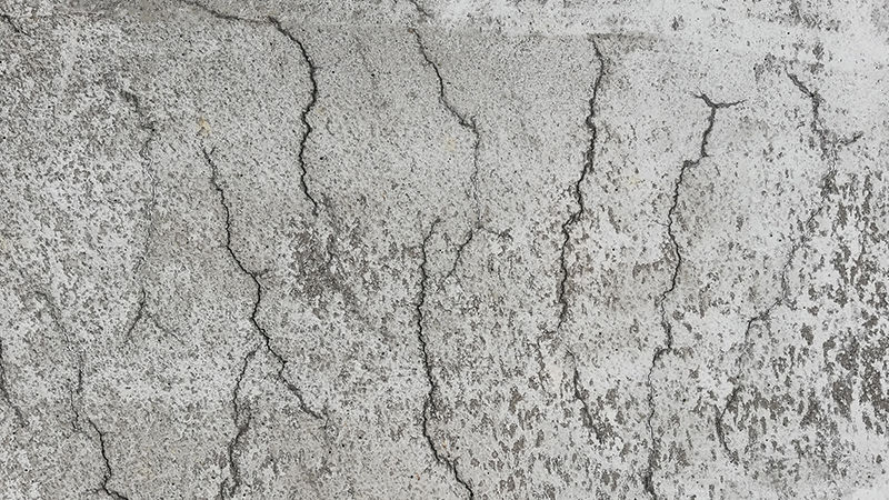fissuras de um concreto com processo falho de cura