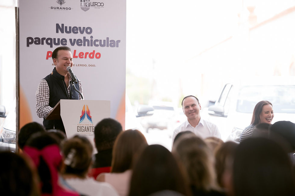 Con la entrega del nuevo parque vehicular, Esteban y Susy fortalecen los servicios públicos en Lerdo