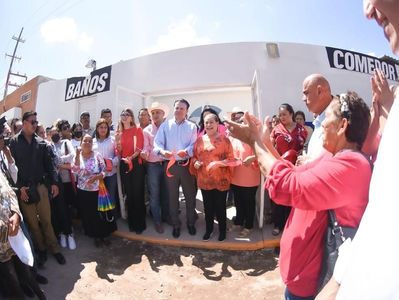 Entregan Leticia Herrera y Esteban Villegas abonos de transporte y nogales