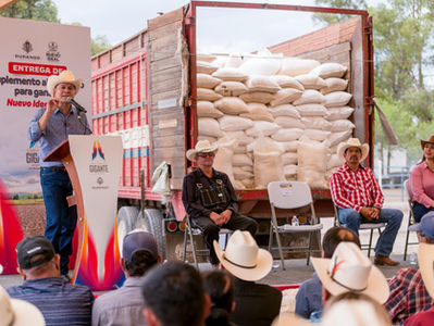 Gobernador Esteban entrega 130 toneladas de suplemento alimenticio a productores de Nuevo Ideal