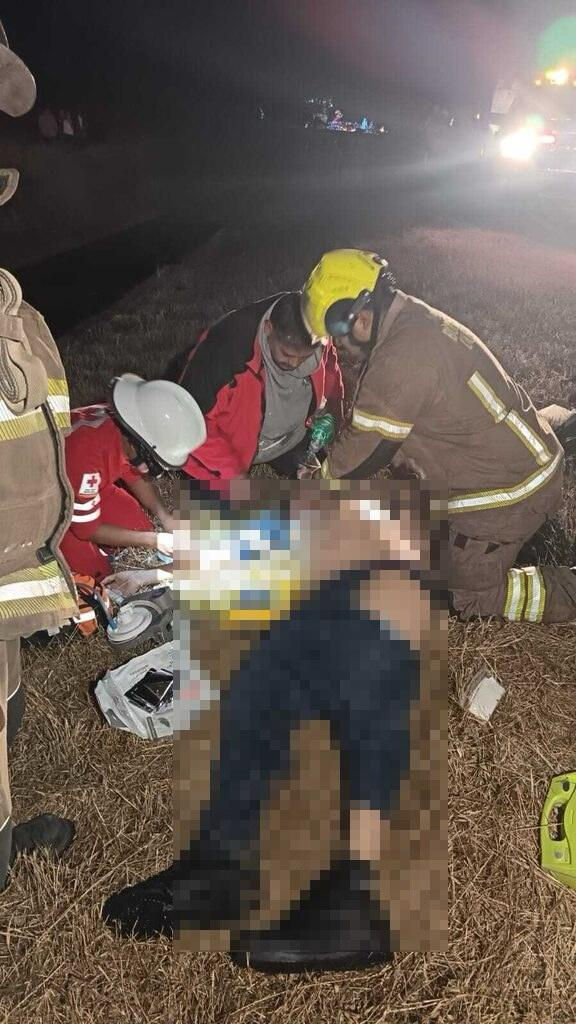 Muere hombre al quedar atrapado en su vehículo tras caer a un canal de riego