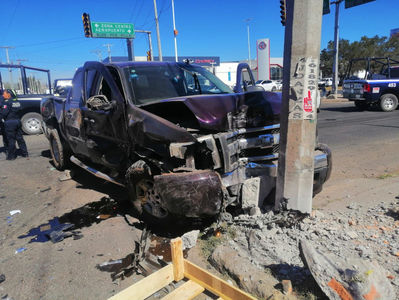Accidente vehicular con personas lesionadas en Blvd. Fco. Villa