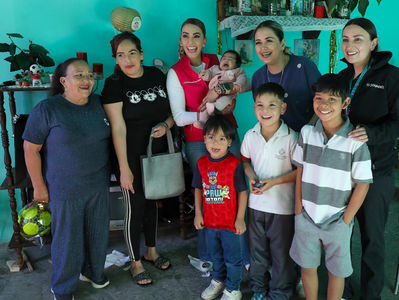 Familias vuelven a escuchar gracias a auxiliares auditivos que Marisol Rosso lleva directamente