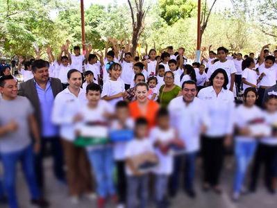 Alcaldesa Leticia Herrera Ale entrega calzado a niños del Internado Francisco Zarco