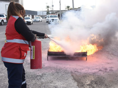 En Gómez Palacio Capacitan a personal de Protección Civil y Bomberos en uso de extintores