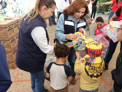 Lleva Toño Ochoa apoyo alimenticio a la gran familia de la Sierra