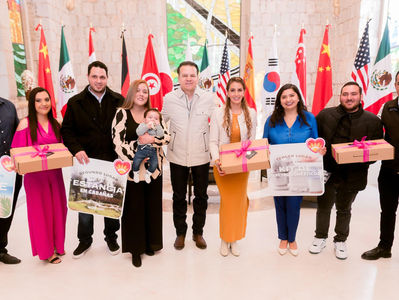 Marisol y Esteban premian a las parejas ganadoras del concurso “Uniendo Corazones, Nuestra Historia”