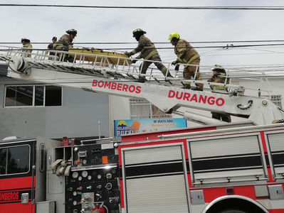 Incendio en un espectacular ubicado sobre avenida Lasalle.