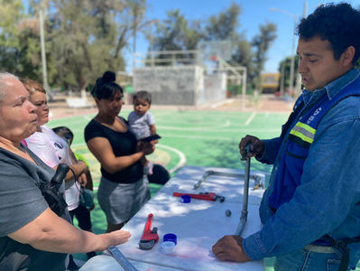 Acuden 50 mujeres a taller de plomería en la colonia 5 de Mayo