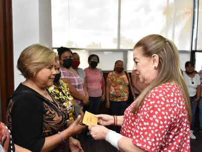 Dona Leticia Herrera su primer salario a familias gomezpalatinas