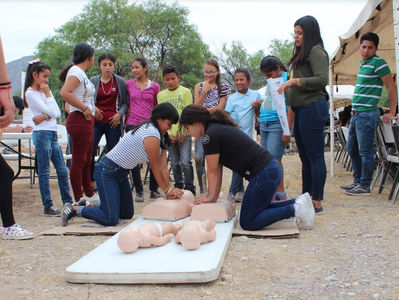 Alumnos de la Facultad de Ciencias de la Salud UJED participan en actividades sociales