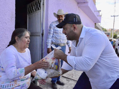 Entrega Iván Gurrola apoyos a los más necesitados