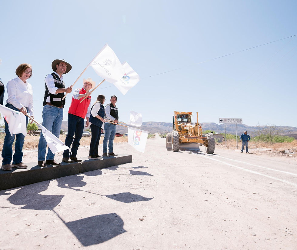 Gobierno mejora caminos rurales en municipios y facilita la movilidad de las familias de Dgo