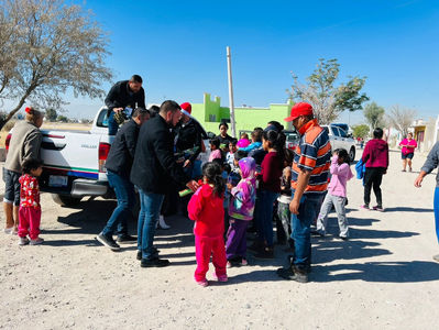 Entregan Plazas y Mercados 150 juguetes a niños y niñas del municipio