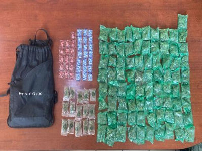 Estatales aseguran mochila con droga en Gómez Palacio