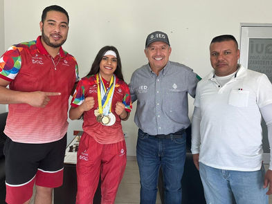 La medallista Valeria Amparán visita a director del IED