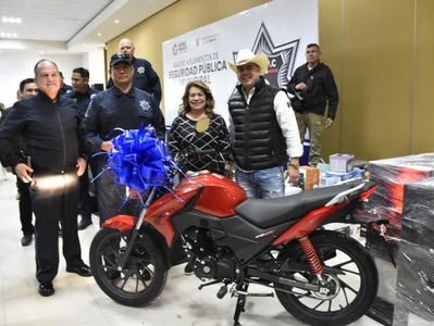 Ofrecen LHA y Ernesto Herrera Reza reconocimiento a la valentía de los elementos de Policía