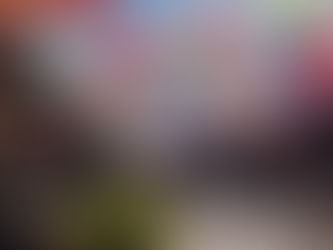 Muy chulo el Corredor Constitución con sombrillas de colores: paseantes