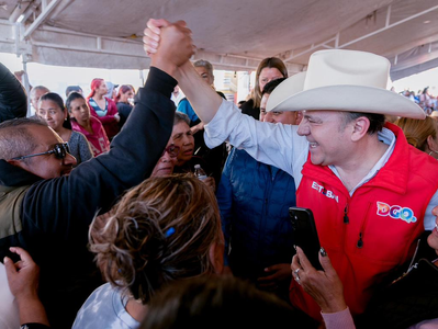Esteban y Susy entregan calle nueva en Lerdo