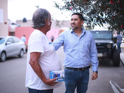 Impulsa Fernando Rocha el cuidado de la economía familiar con entrega de focos ahorradores en 5o D.