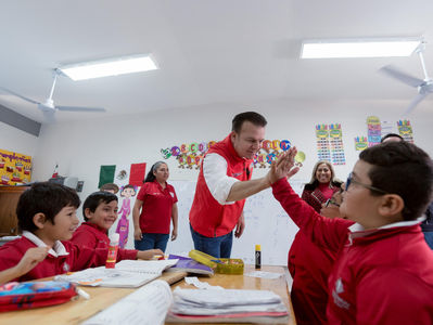 Gobierno alista regreso a clases con capacitación docente, entrega de uniformes y útiles escolares