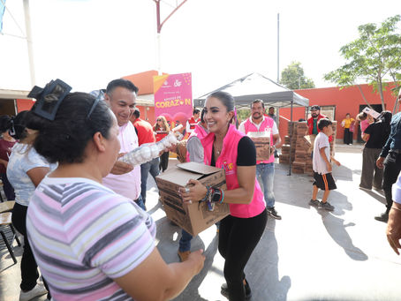 Marisol Rosso lleva paquetes alimentarios a comunidades afectadas por las lluvias en Gómez Palacio