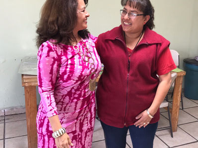 Ana Beatriz reconoce a trabajadores asistenciales en su día