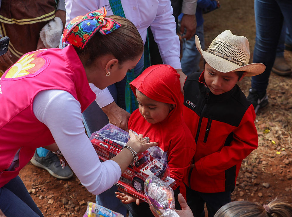 Con la “Ruta de las Sonrisas”, juguetes y apoyos alimentarios llegan a familias del Mezquital