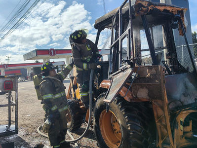 Incendio en retroexcavadora registrado sobre la carretera a México