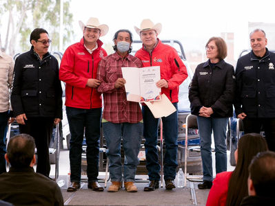 Esteban Villegas entrega títulos de propiedad y da certeza jurídica a más de 200 familias en Vicente Guerrero