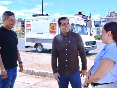 Atiende Ariel Maa a comerciantes afectados tras accidente