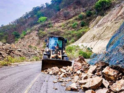 Gobierno del Estado presta maquinaria pesada para mejorar caminos en la región de Las Quebradas