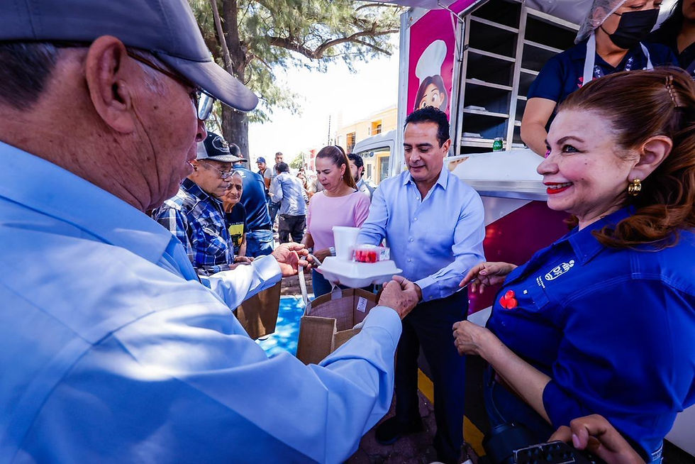 Llevan Lupita y Toño Ochoa alimentación nutritiva a más familias de Durango