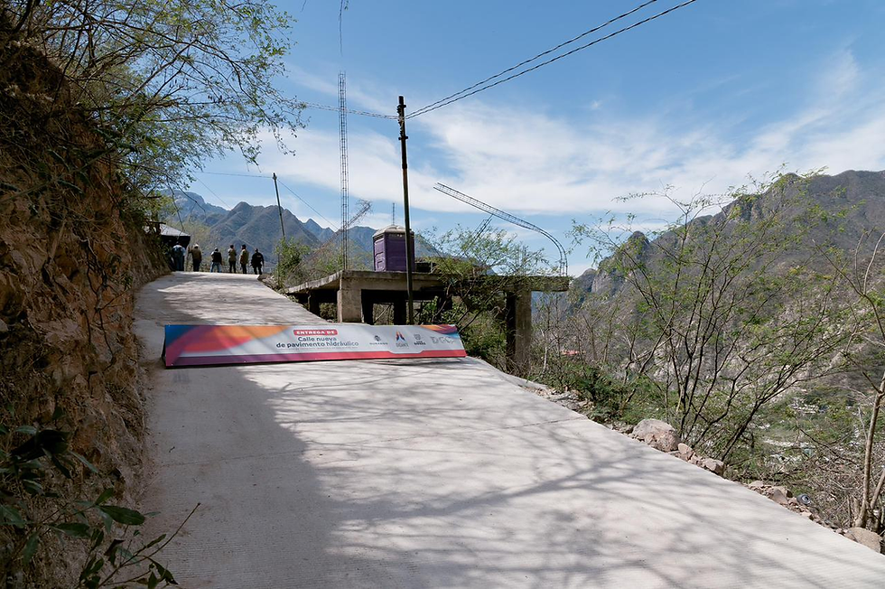 Entrega Esteban nueva calle de pavimento hidráulico en Tayoltita; mejora acceso y seguridad