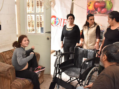 PRESIDENTA DE DIF MUNICIPAL ENTREGA APARATOS ORTOPÉDICOS A FAMILIA EN SITUACIÓN VULNERABLE