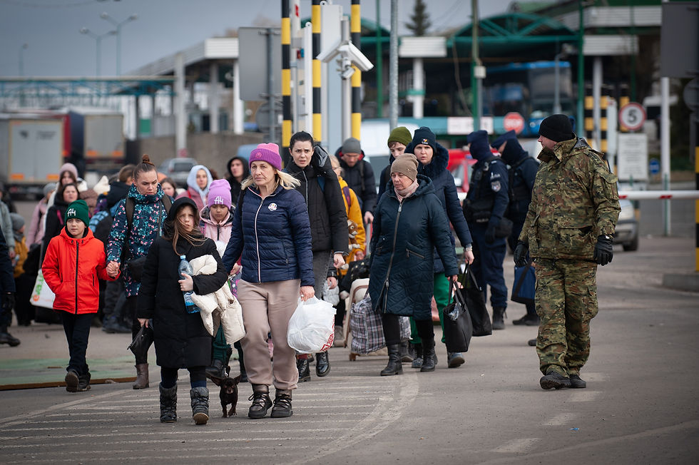 Ukrainian refugees crossing the Polish border