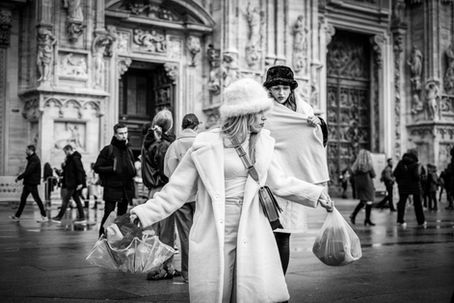 Ein Foto von einer eleganten Frau auf der Straße in Mailand.