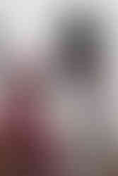 Menschen vor weißer Hausfassade.