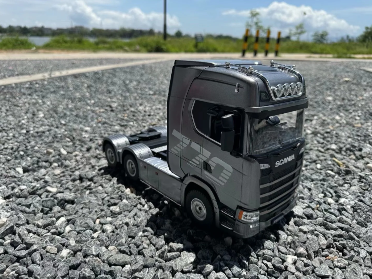 1501 - Scania 770S Freight Truck - 1/18 - Grey