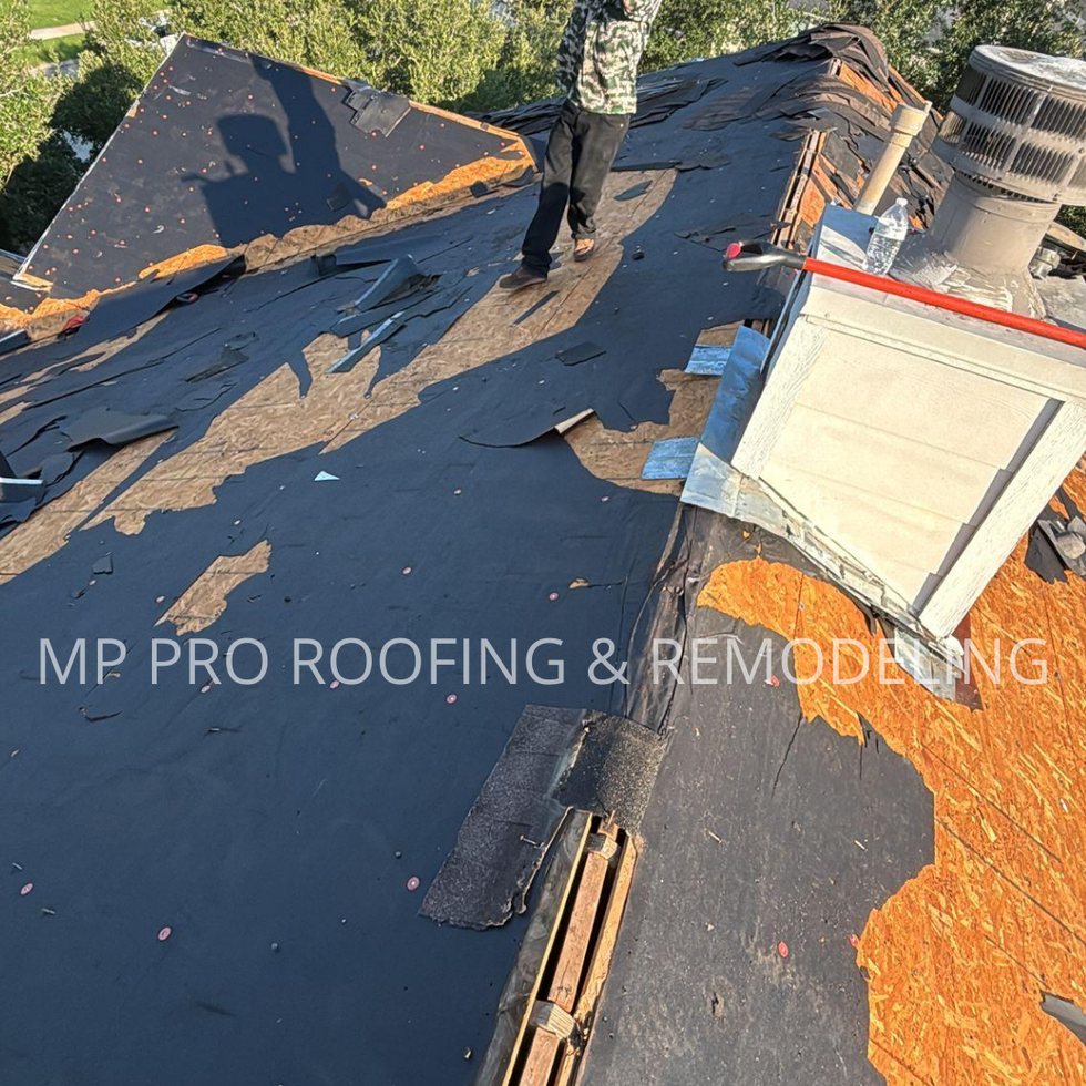 The previous condition of the roof showed significant deterioration, making its complete removal necessary. The existing structure is currently being dismantled in order to proceed with the installation of a new roofing system that will provide greater durability, functionality, and an enhanced appearance.