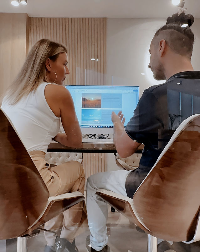 Barbi und Renato bei der gemeinsamen Planung und Bearbeitung digitaler Inhalte am Computer – Website, Content Creation und Marketing für BaRe World