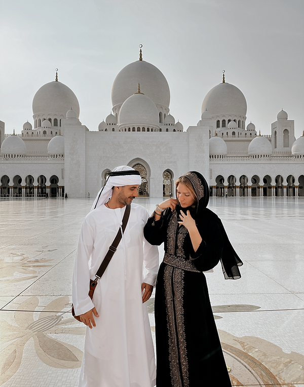 Barbi und Renato vor der Sheikh Zayed Grand Mosque in Abu Dhabi in traditioneller Kleidung – Kultur und Reiseerlebnis in den VAE